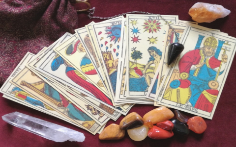 Best Live Tarot Cards Readers: Connect with Real Psychics for Live Tarot Cards
