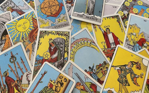 Queen of Pentacles Reversed: What It Means and Easy Advice to Follow